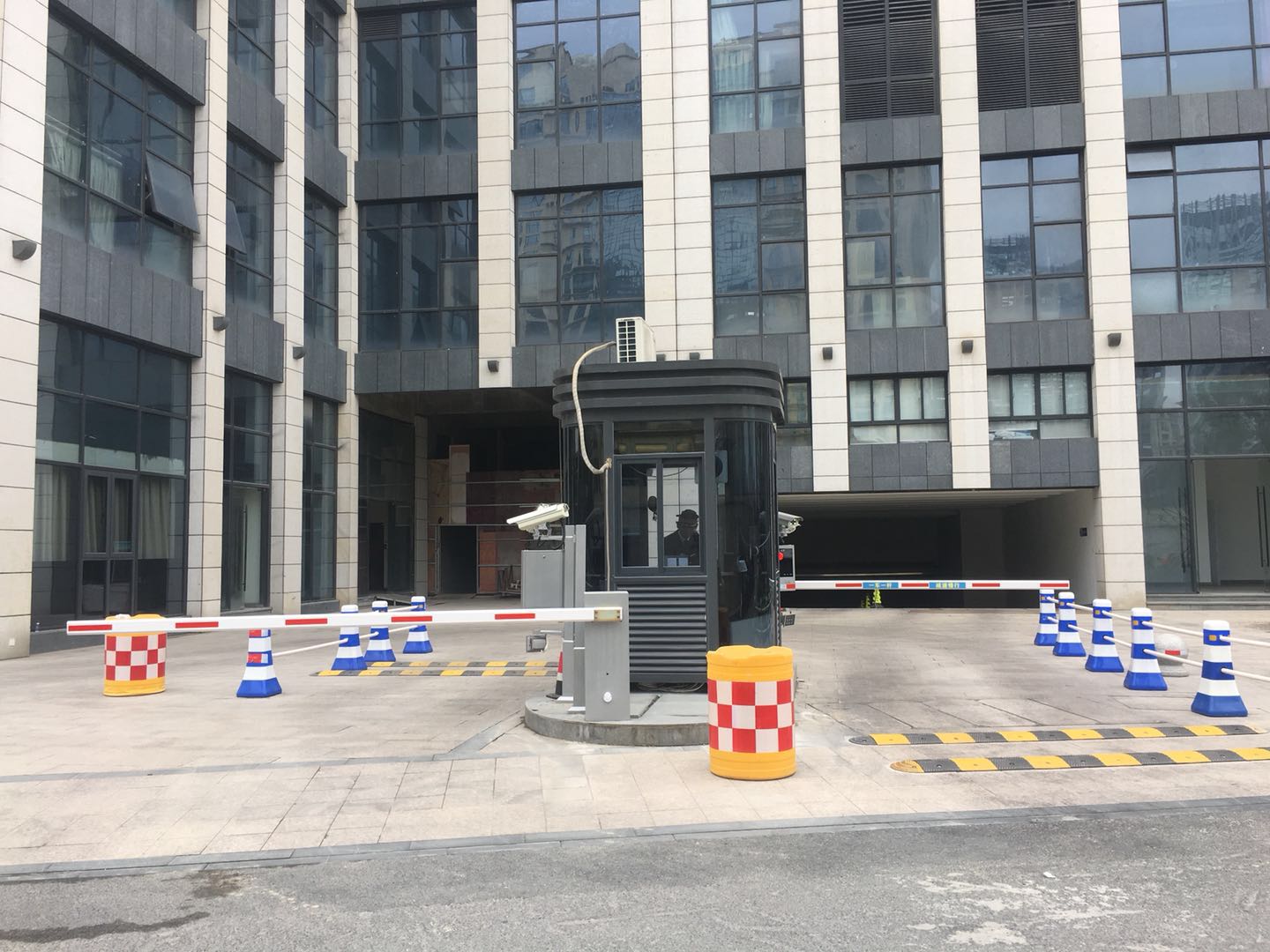 杭州富邦丽佳大酒店-车牌识别三进三出.jpg