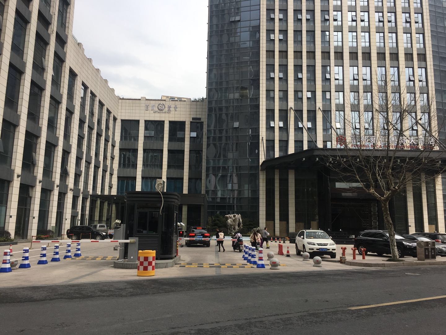 杭州富邦丽佳大酒店-车牌识别三进三出.jpg